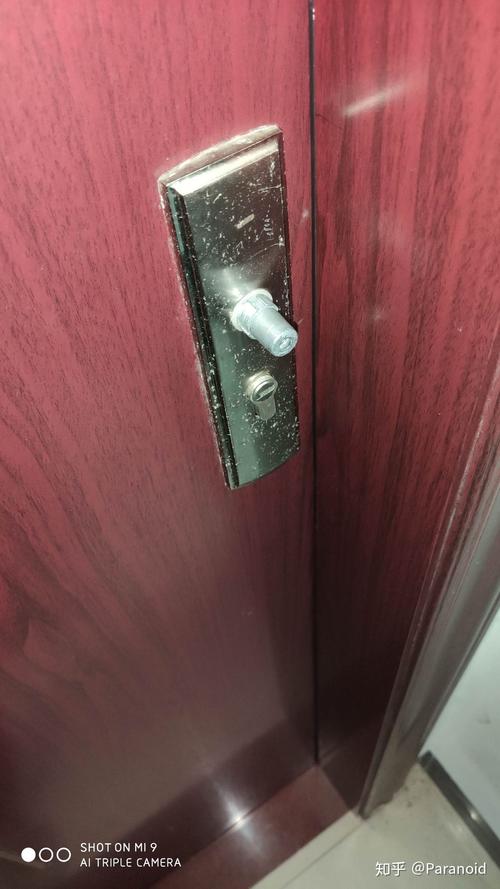 卧室门锁把手掉了怎么修